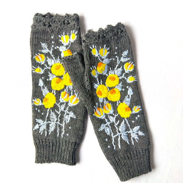 Women's knitted embroidery gloves - Image 3
